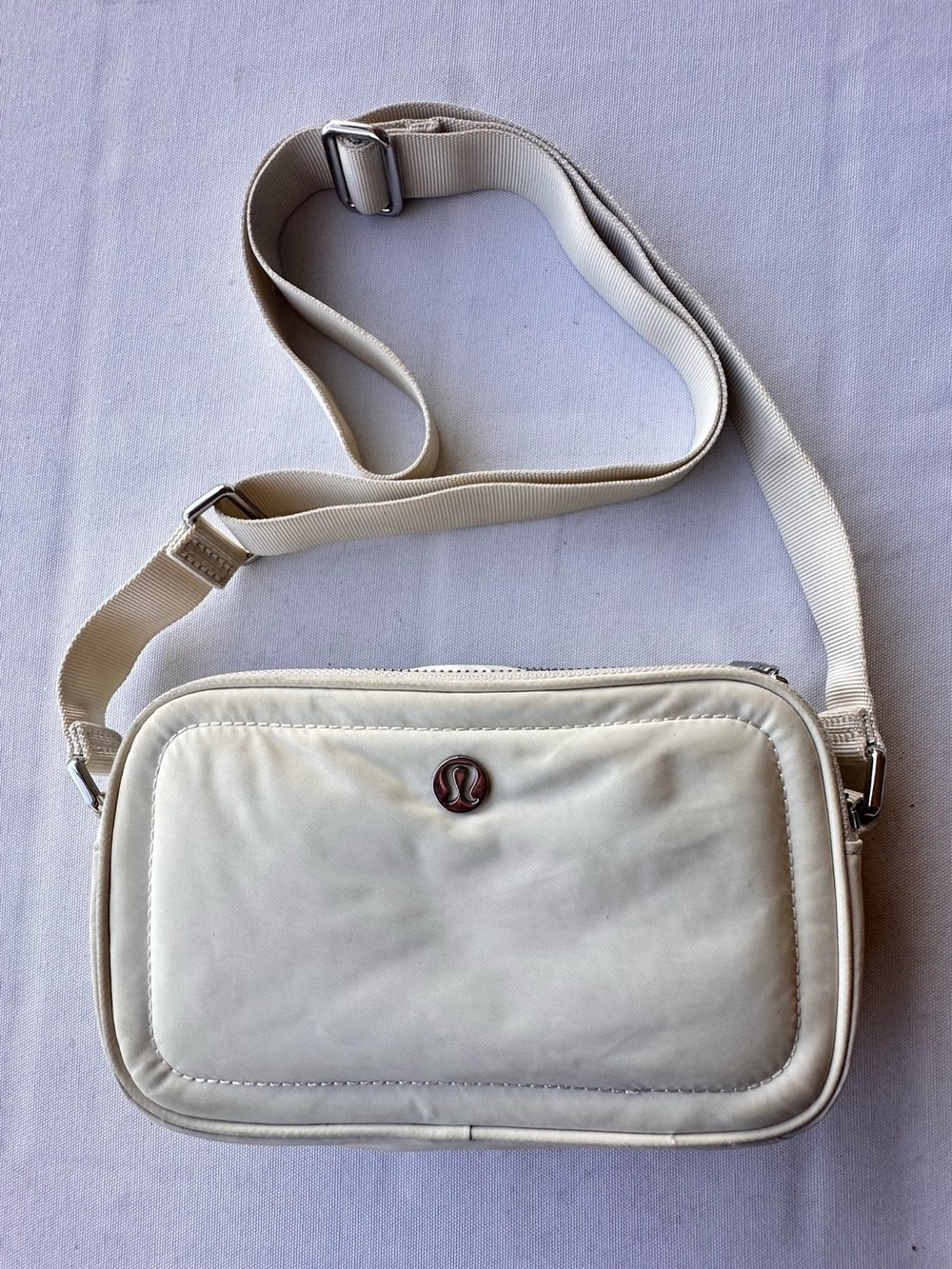 Lululemon Cream Crossbody cámara bag